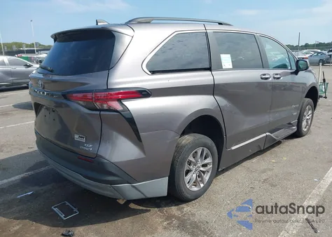 2021 Toyota Sienna Xle z USA, uszkodzony, nr VIN 5TDJRKEC5MS063932